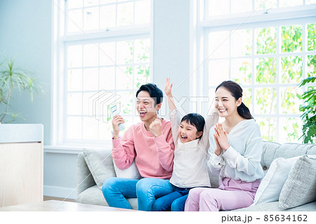 家族で一緒にテレビ鑑賞 家族で一緒にテレビ鑑賞 85634162