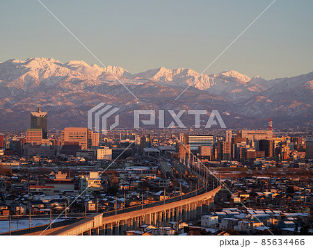 1月(冬) 夕暮れ時の富山駅付近と立山連峰 呉羽山公園の桜の広場付近より 富山県 1月(冬) 夕暮れ時の富山駅付近と立山連峰 呉羽山公園の桜の広場付近より 富山県 85634466