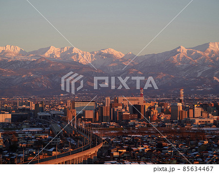 1月(冬) 夕暮れ時の富山駅付近と立山連峰 呉羽山公園の桜の広場付近より 富山県 1月(冬) 夕暮れ時の富山駅付近と立山連峰 呉羽山公園の桜の広場付近より 富山県 85634467