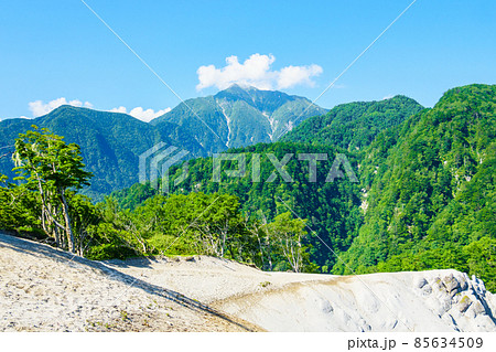 日向山山頂から望む甲斐駒ヶ岳 日向山山頂から望む甲斐駒ヶ岳 85634509