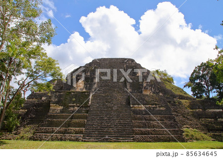 グアテマラ　マヤ文明の遺跡ティカルの失われた世界と言われるエリアの中央ピラミッド 85634645