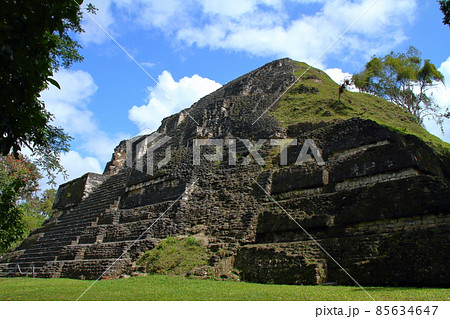 グアテマラ　マヤ文明の遺跡ティカルの失われた世界と言われるエリアの中央ピラミッド 85634647