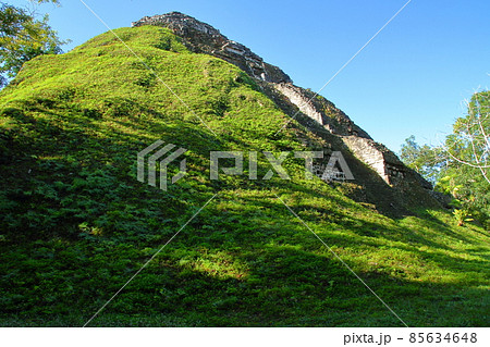 グアテマラ　マヤ文明の遺跡ティカルの失われた世界と言われるエリアの中央ピラミッドの裏側 85634648