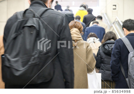 【大阪府】12月・電車通勤 朝の通勤風景 【大阪府】12月・電車通勤 朝の通勤風景 85634998