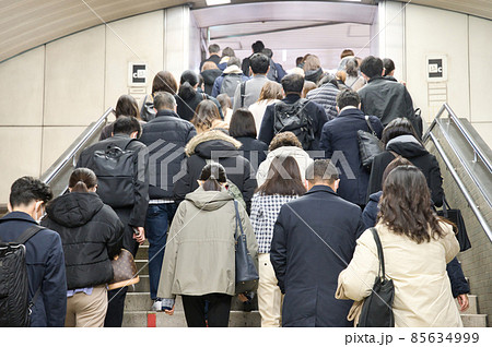 【大阪府】12月・電車通勤 朝の通勤風景 【大阪府】12月・電車通勤 朝の通勤風景 85634999