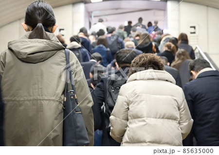 【大阪府】12月・電車通勤　朝の通勤風景 85635000