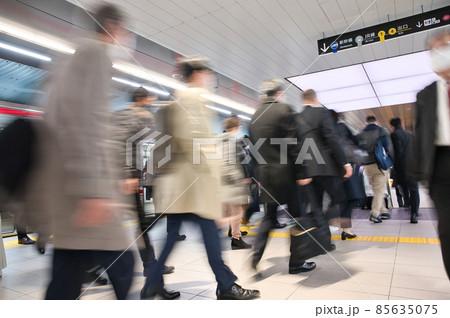 【大阪府】12月・電車通勤 朝の通勤風景 【大阪府】12月・電車通勤 朝の通勤風景 85635075