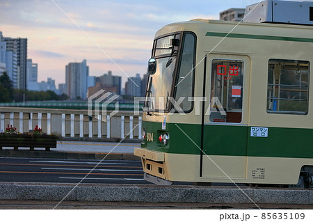 相生橋を渡る路面電車 (広島市) 85635109