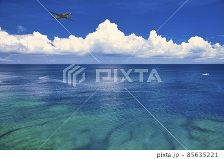 沖縄の美しいサンゴ礁の海 85635221