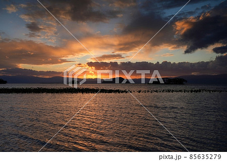 琵琶湖に沈む幻想的な夕日の情景＠滋賀 85635279