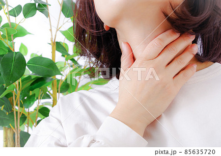 首まわりを触る女性の写真素材