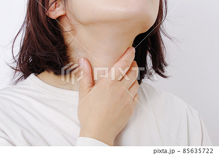 首まわりを触る女性 首まわりを触る女性 85635722