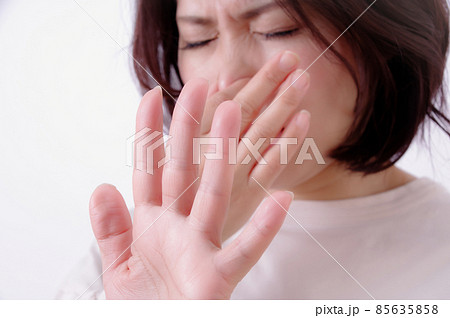 鼻をつまむ女性 85635858