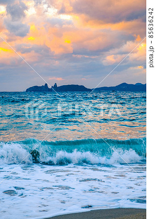 夕暮れの海辺 85636242