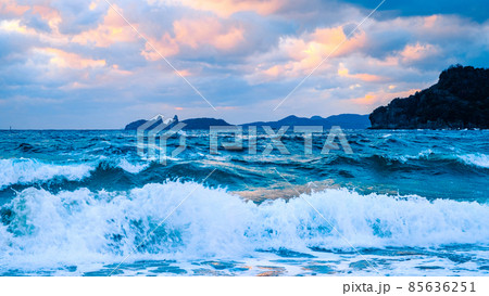 夕暮れの海辺 85636251