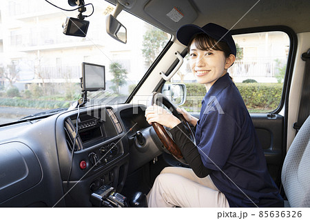 車内で微笑む宅配便の女性 車内で微笑む宅配便の女性 85636326