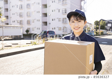 荷物を届ける宅配便の女性 荷物を届ける宅配便の女性 85636327