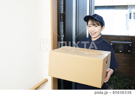 荷物を届ける宅配便の女性 85636336