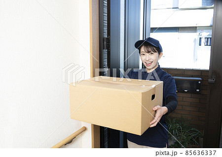 荷物を届ける宅配便の女性 85636337