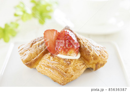 いちごデニッシュとホットコーヒー いちごデニッシュとホットコーヒー 85636387