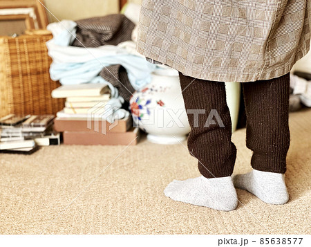 実家整理中の女性の足元 85638577