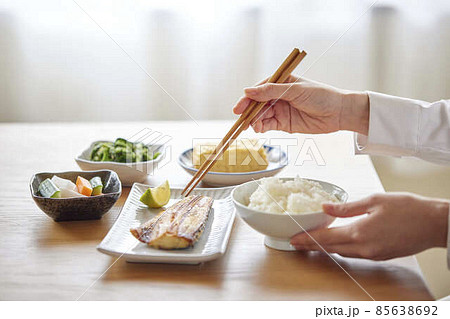 和食の朝ごはんを食べる女性の手元 85638692