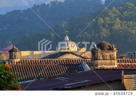 中米グアテマラサカテペケス県の街アンティグアの屋上からの景色 85638729