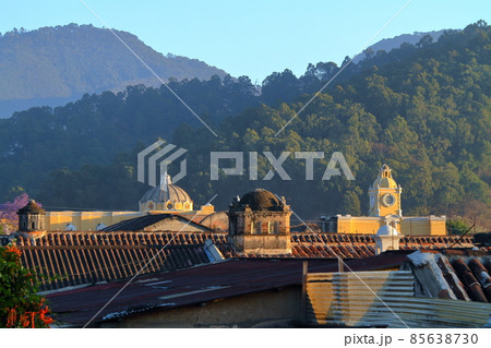 中米グアテマラサカテペケス県の街アンティグアの屋上からの景色 85638730