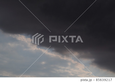 黒雲が現れる 黒雲が現れる 85639217