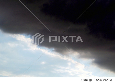 黒雲が現れる 85639218