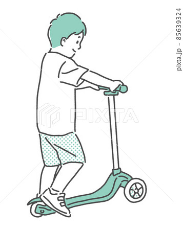 キックボードに乗る子ども 85639324