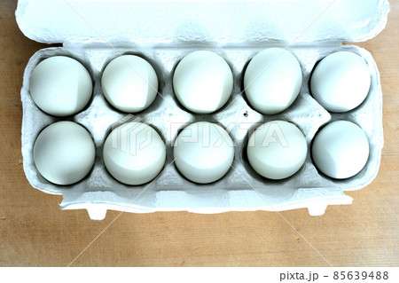 紙のパックに入った青い卵のアローカナ 85639488