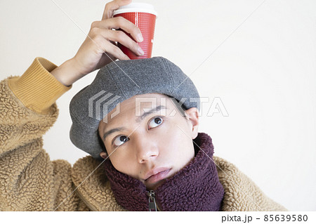 おしゃれな男性とコーヒー 85639580