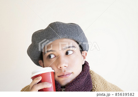 おしゃれな男性とコーヒー 85639582