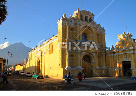 中米グアテマラサカテペケス県の世界遺産の街アンティグア　街の教会とアグア山 85639795