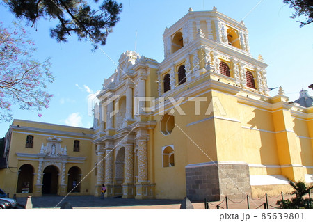 中米グアテマラサカテペケス県の世界遺産の街アンティグア　街の教会 85639801