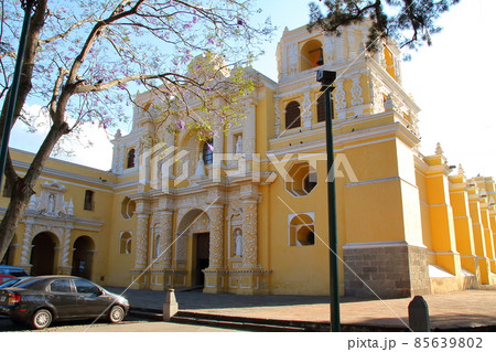 中米グアテマラサカテペケス県の世界遺産の街アンティグア　街の教会 85639802