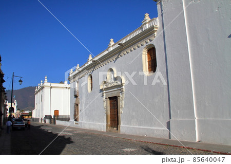 中米グアテマラサカテペケス県の世界遺産の街アンティグア　カラフルな街並み 85640047