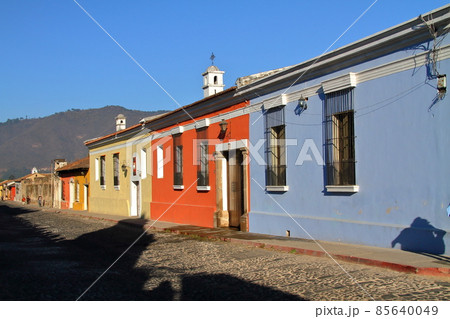中米グアテマラサカテペケス県の世界遺産の街アンティグア　カラフルな街並み 85640049