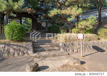 忍城　伝進修館表門　初秋の風景 85640727