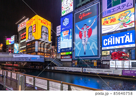 《大阪府》道頓堀・雨の歓楽街 85640758