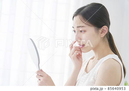 鏡を見る女性　肌トラブル 85640953
