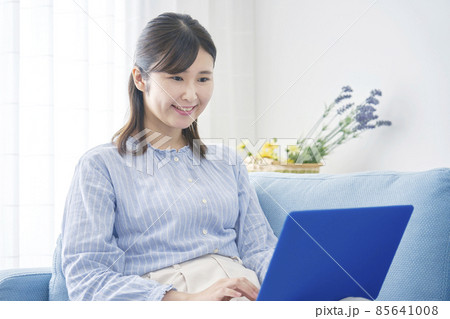 女性 パソコン リビング 女性 パソコン リビング 85641008