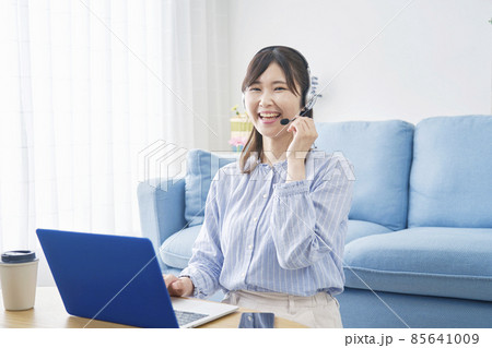 女性　テレビ電話　リビング 85641009