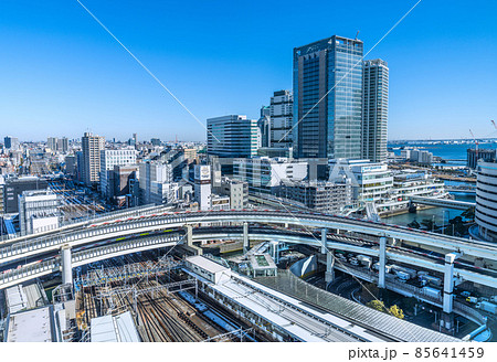 日本の横浜都市景観 一夜明け（大雪からの）、横浜駅前の街並みなどを望む。薄っすらと雪が…＝7日 85641459