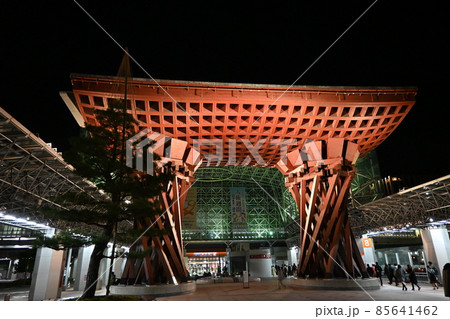 JR金沢駅 鼓門の夜景 JR金沢駅 鼓門の夜景 85641462