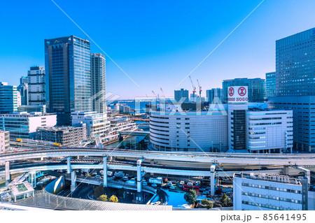 日本の横浜都市景観 一夜明け（大雪からの）、横浜駅前の街並みなどを望む。薄っすらと雪が…＝7日 85641495