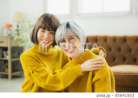 二人の女性　親子 85641933