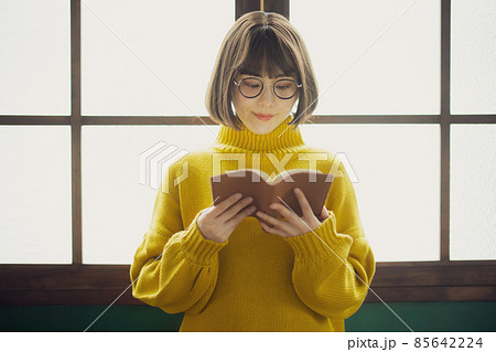 読書するニットの女性 85642224
