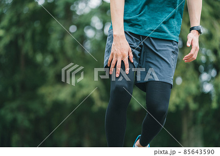 足を痛めるランナー 85643590